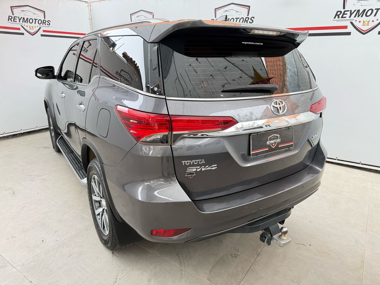 HILUX 2.8 SW4 SRX 4X4 7 LUGARES DIESEL AUTOMÁTICO (TOYOTA)