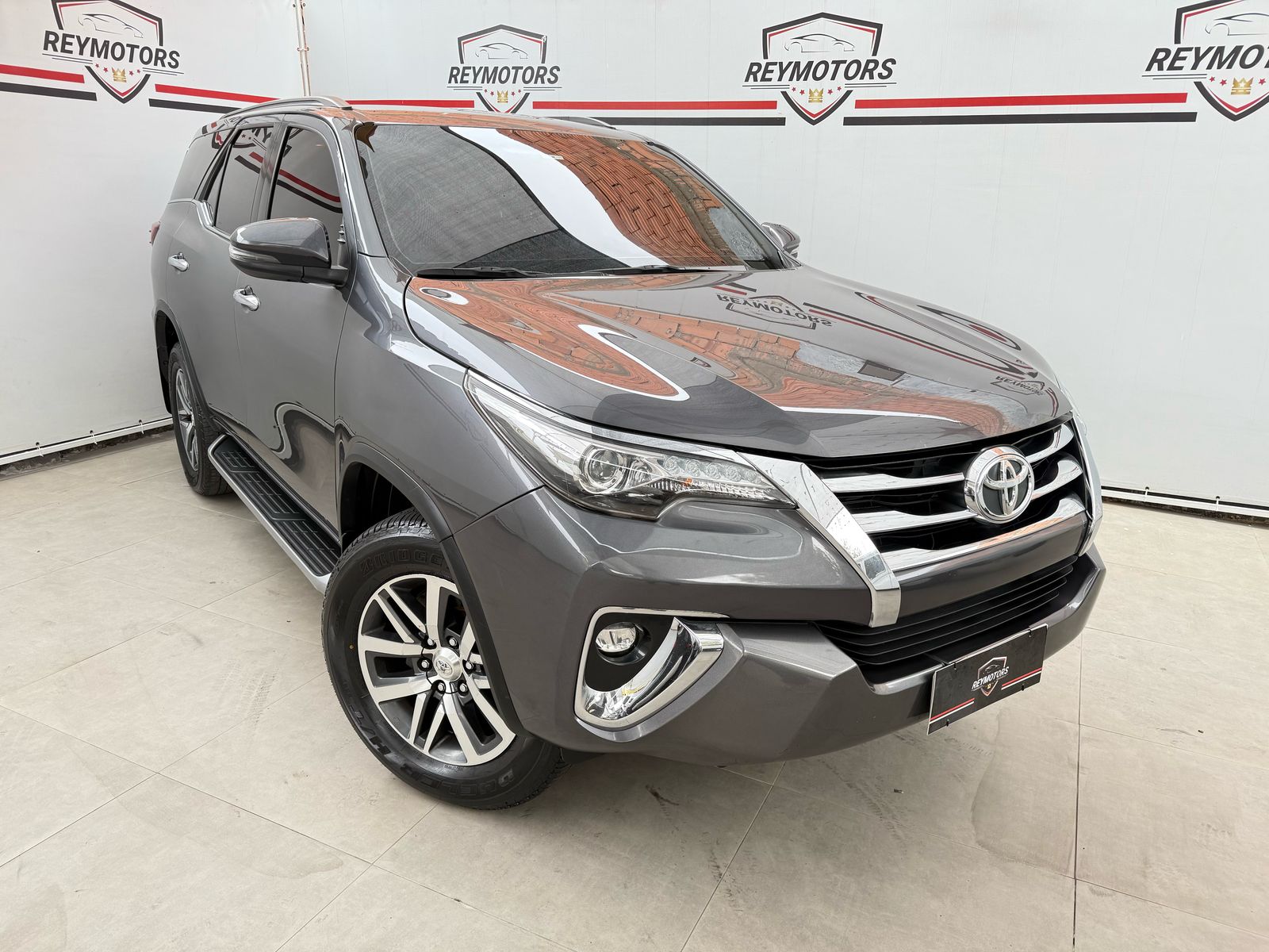 HILUX 2.8 SW4 SRX 4X4 7 LUGARES DIESEL AUTOMÁTICO (TOYOTA)