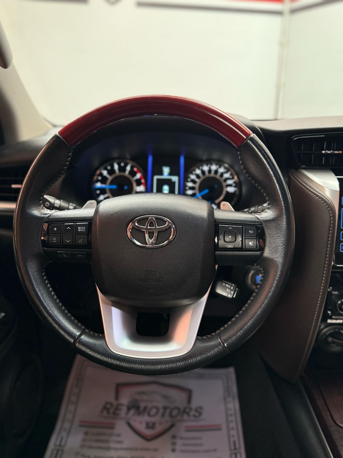 HILUX 2.8 SW4 SRX 4X4 7 LUGARES DIESEL AUTOMÁTICO (TOYOTA)