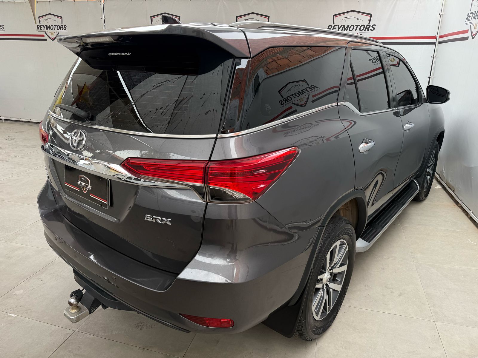 HILUX 2.8 SW4 SRX 4X4 7 LUGARES DIESEL AUTOMÁTICO (TOYOTA)